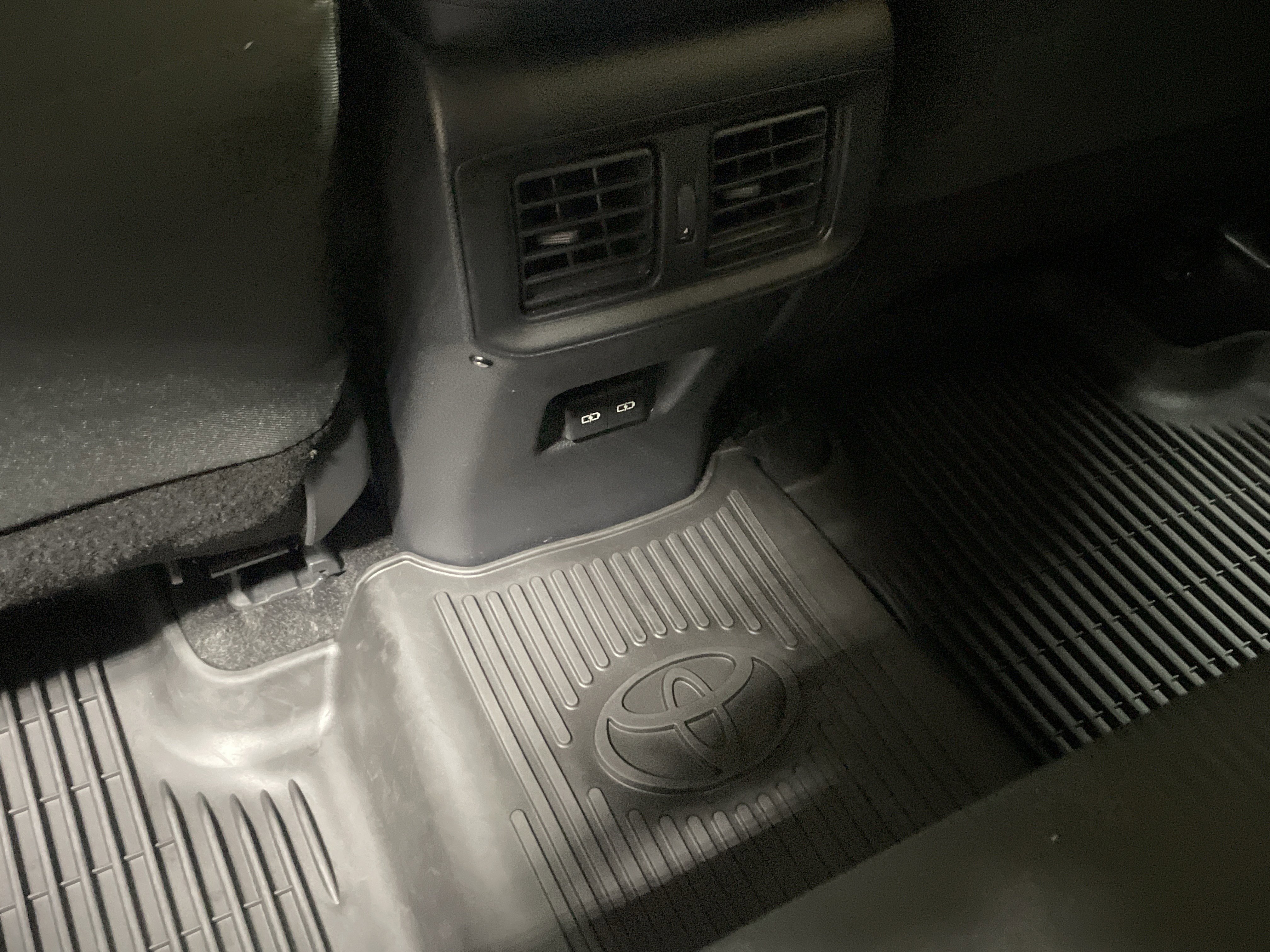 Used 2025 Toyota RAV4 XLE image 29