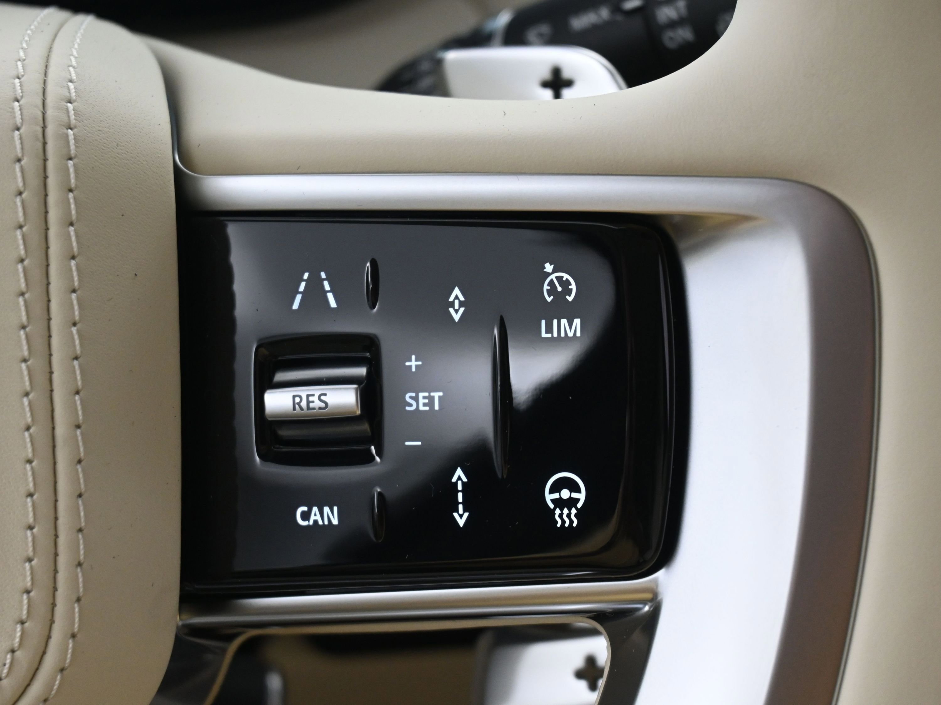 New 2025 Land Rover Range Rover SE image 18