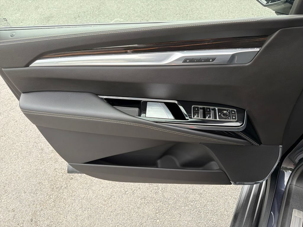 Certified 2025 Cadillac Escalade Premium Luxury AWD/4WD image 4
