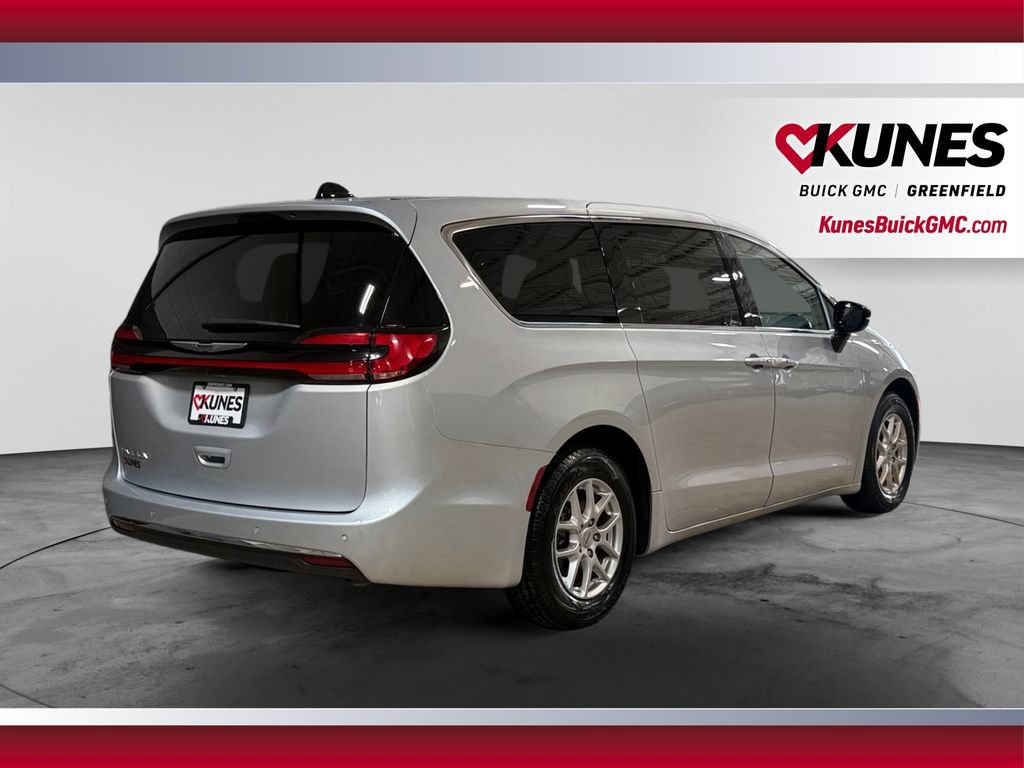 Used 2024 Chrysler Pacifica Touring-L FWD image 10