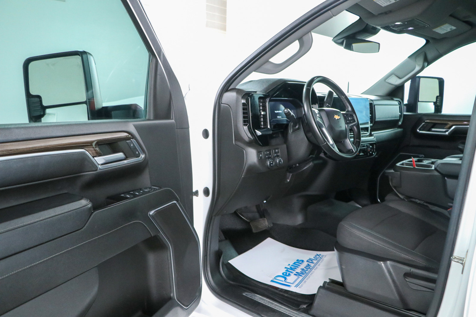 Used 2024 Chevrolet Silverado 2500 LT AWD/4WD image 3