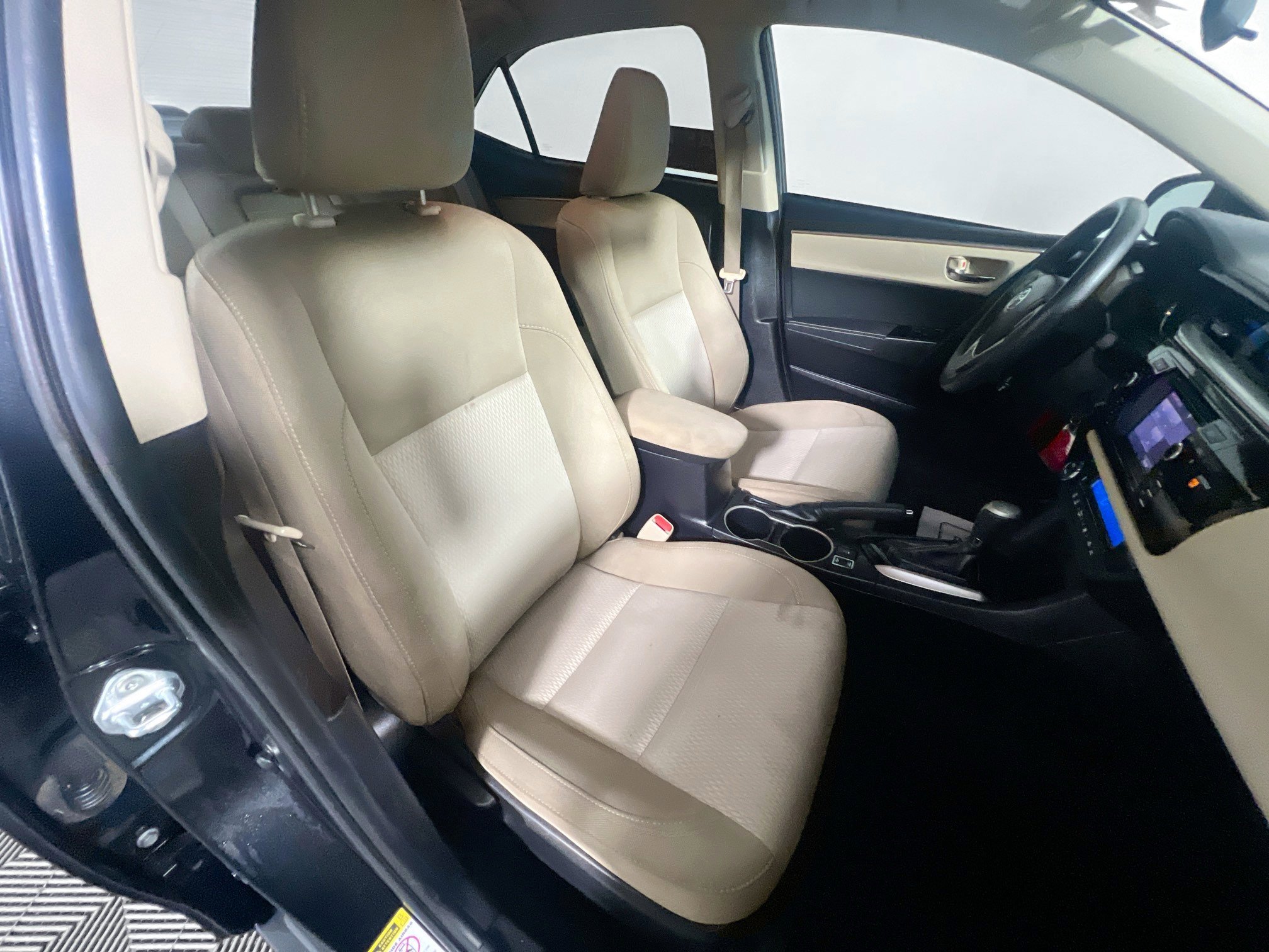 Used 2016 Toyota Corolla LE image 29