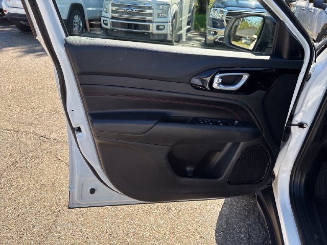 Used 2025 Jeep Compass Trailhawk AWD/4WD image 7
