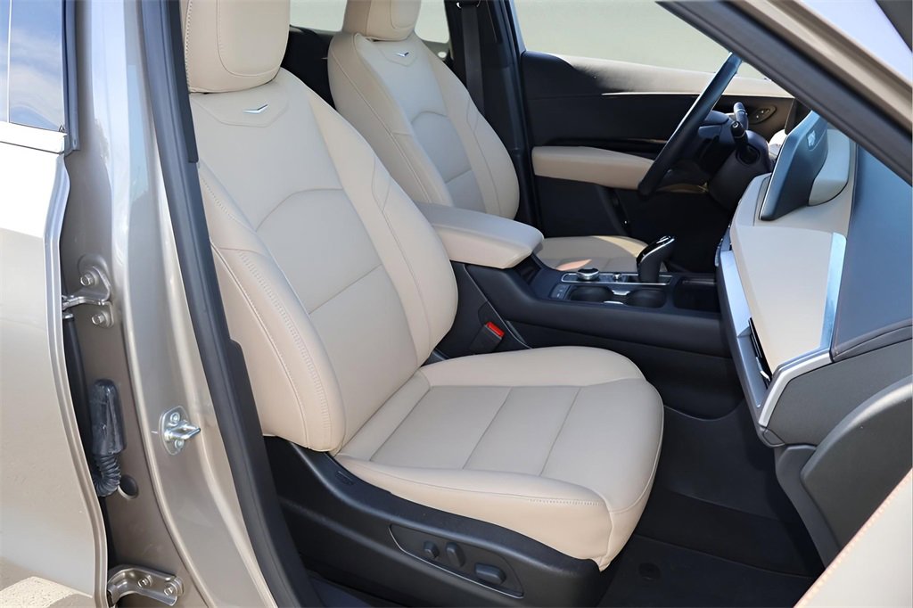 Certified 2024 Cadillac XT4 Luxury w/ Cold Weather Package image 14