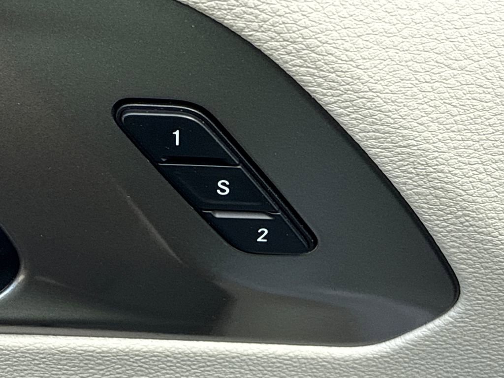 Used 2023 Chrysler Pacifica Touring-L FWD image 21