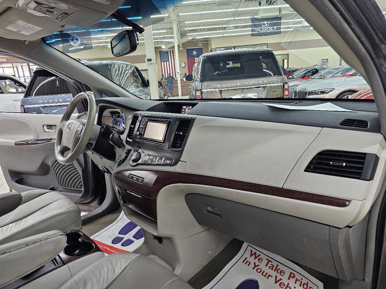 Used 2013 Toyota Sienna XLE image 24