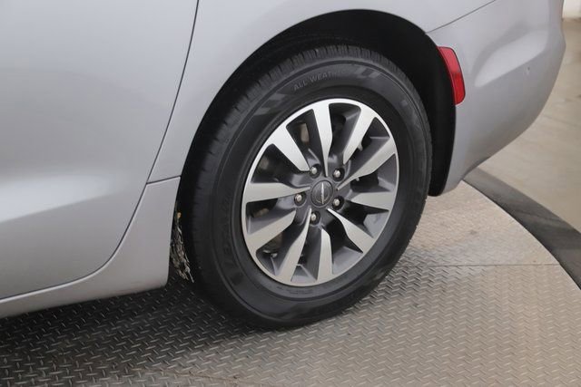 Used 2021 Chrysler Pacifica Touring-L image 14