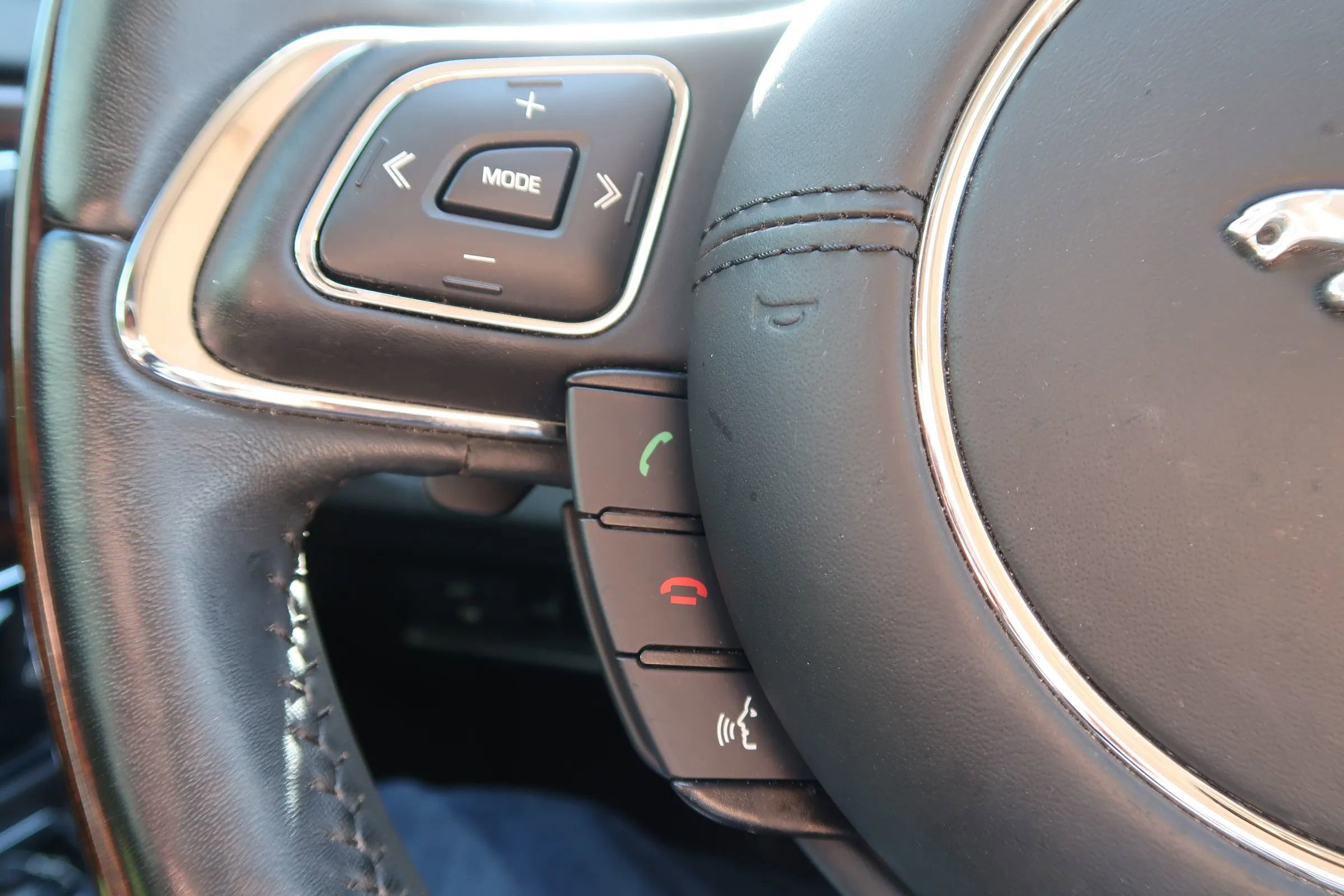 Used 2019 Jaguar XJ R-Sport RWD image 35