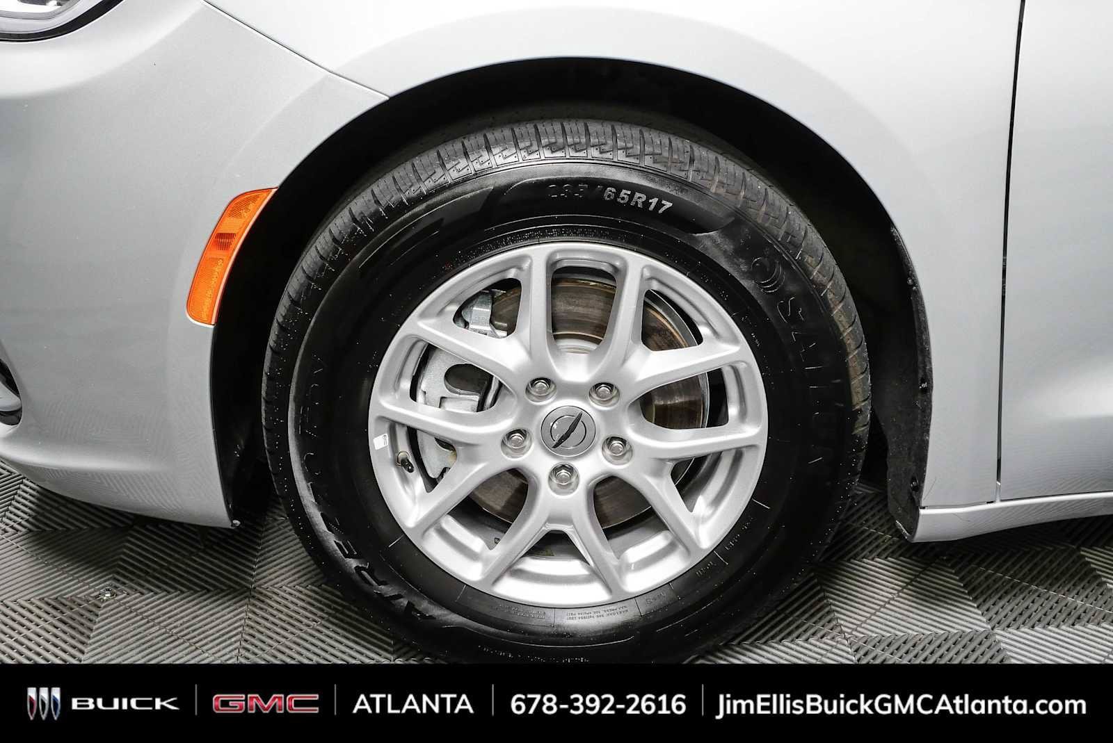 Used 2024 Chrysler Pacifica Touring-L FWD image 37