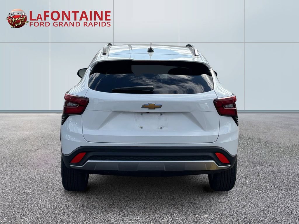 Used 2025 Chevrolet Trax LT w/ LT Convenience Package FWD image 6