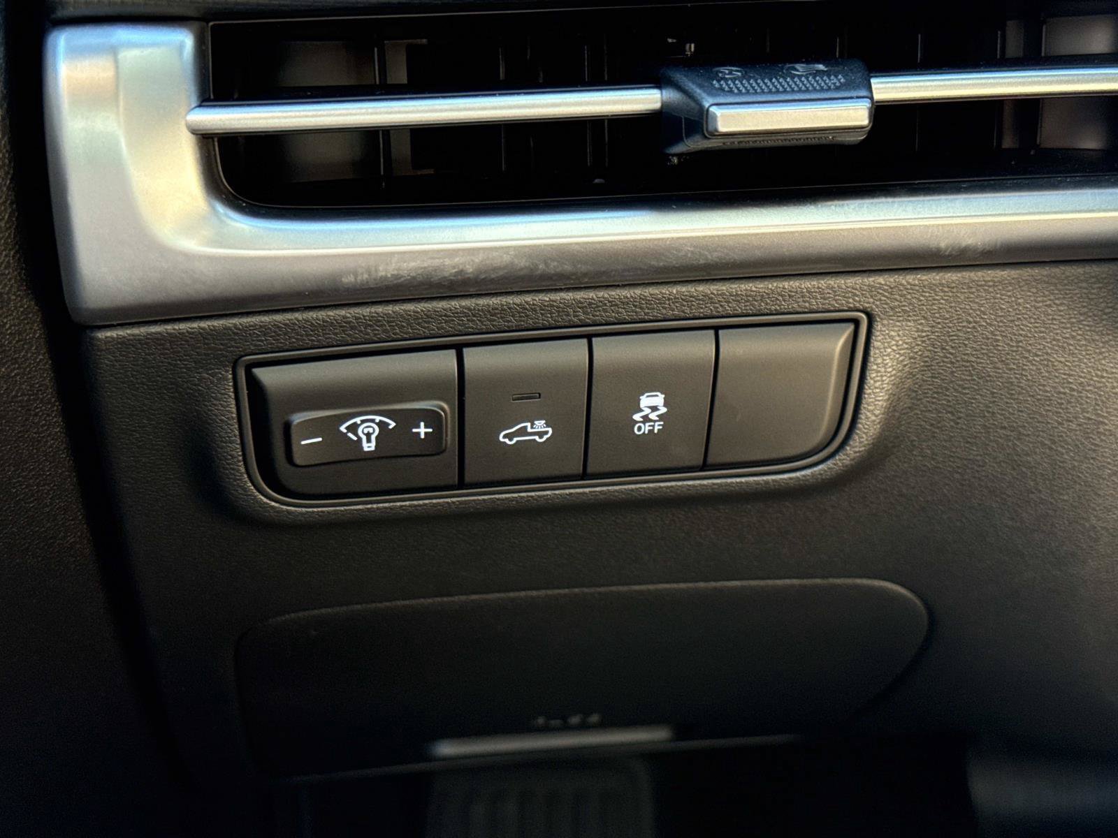 Certified 2025 Hyundai Santa Cruz SE AWD/4WD image 14