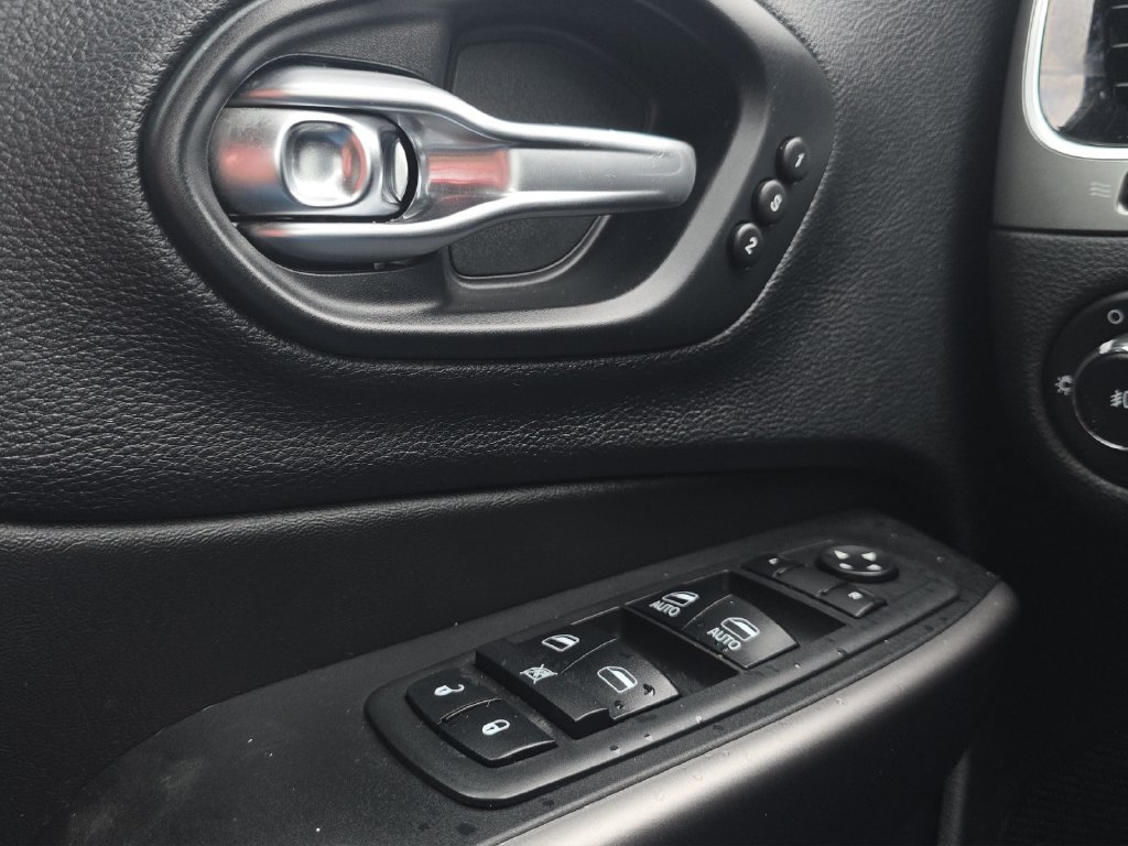 Used 2019 Jeep Cherokee Limited AWD/4WD image 11