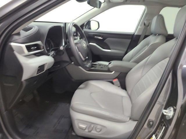 Used 2022 Toyota Highlander XLE FWD image 18