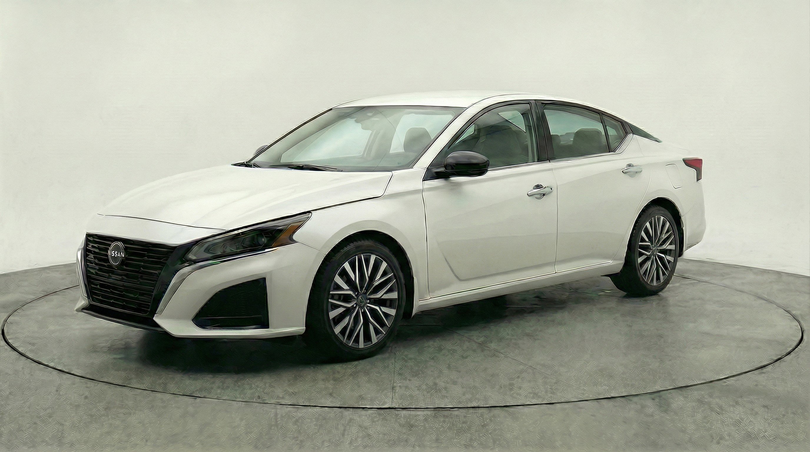 Used 2025 Nissan Altima 2.5 SV image 3