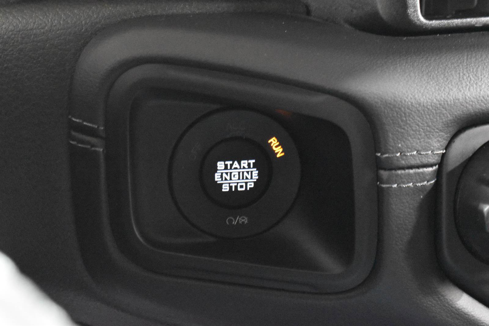 Used 2025 Jeep Wrangler Sahara image 13