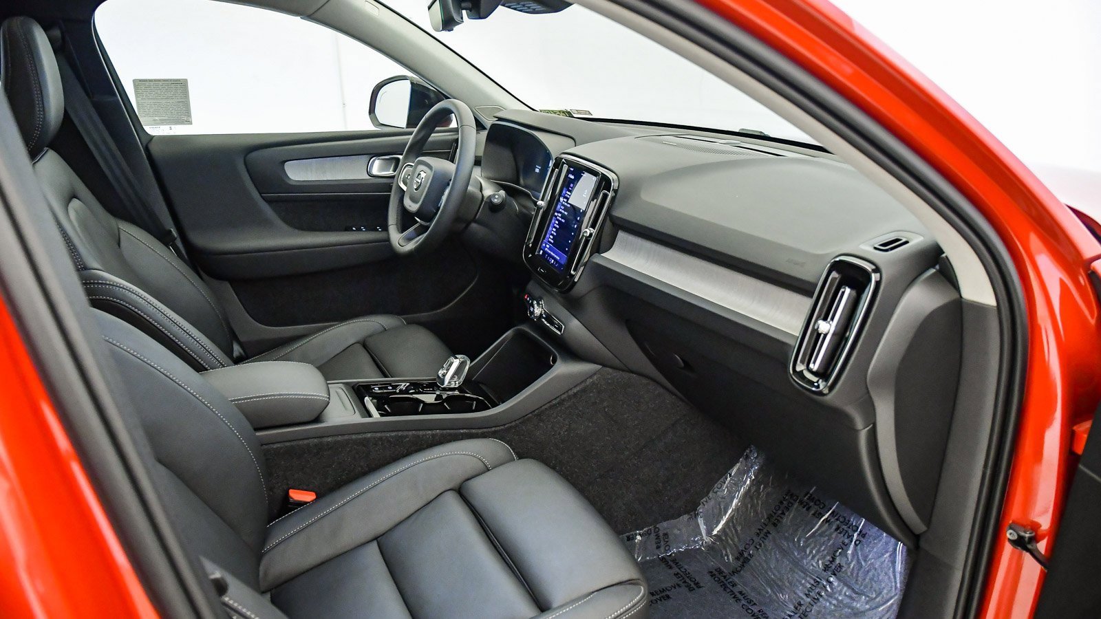 Certified 2025 Volvo XC40 B5 Ultra w/ Climate Package image 17