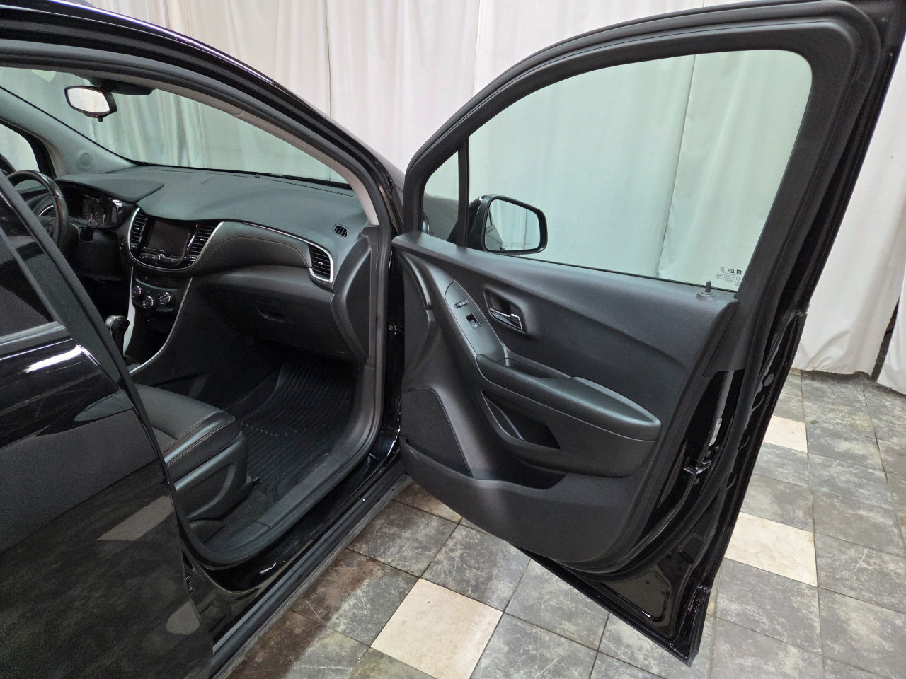 Used 2021 Chevrolet Trax LT w/ Premium Seat Package image 18