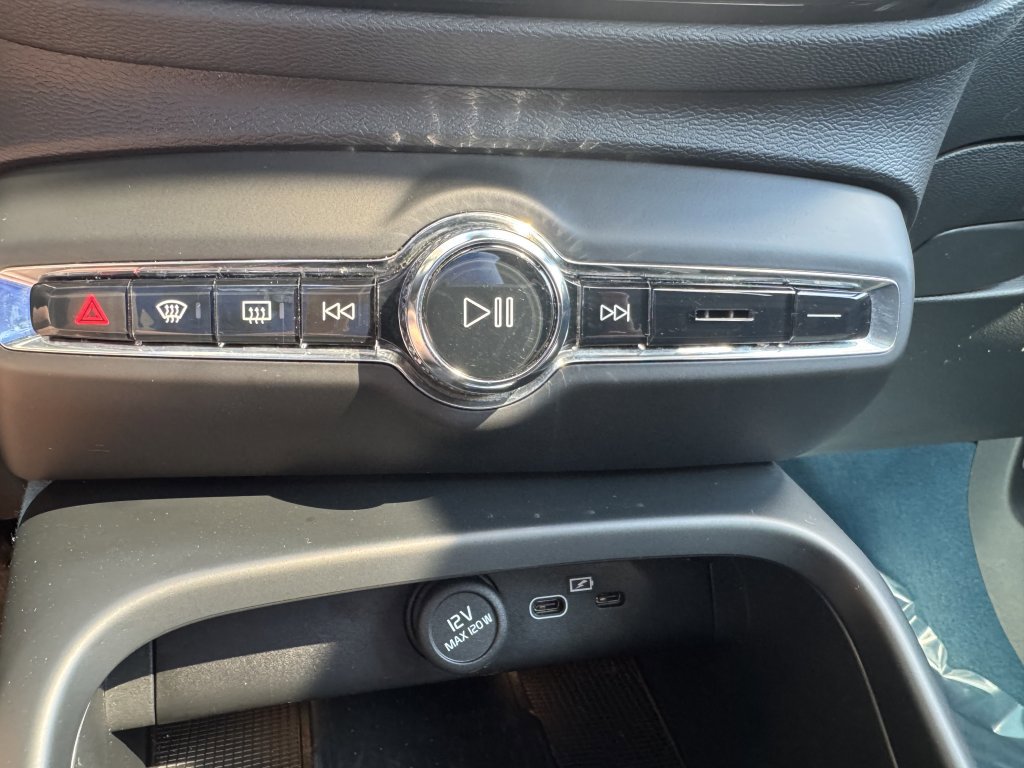 Used 2022 Volvo C40 P8 Recharge Ultimate image 21