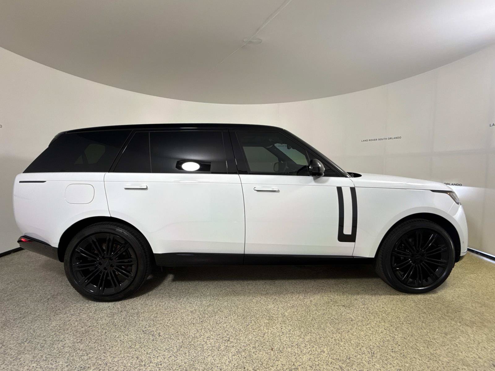 New 2026 Land Rover Range Rover Long Wheelbase SE AWD/4WD image 6