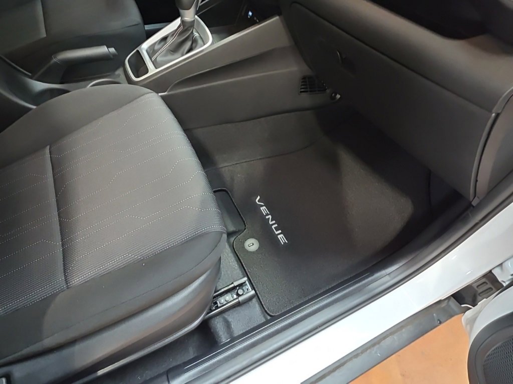 Certified 2025 Hyundai Venue SE image 10