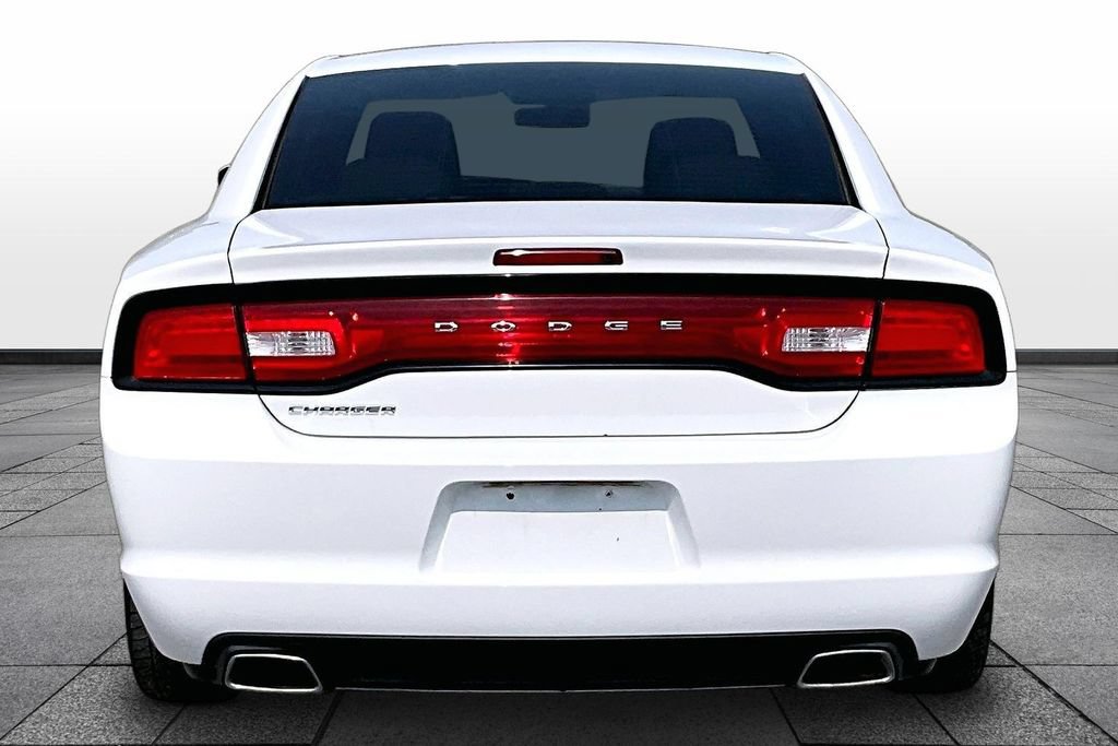 Used 2013 Dodge Charger SE RWD image 4
