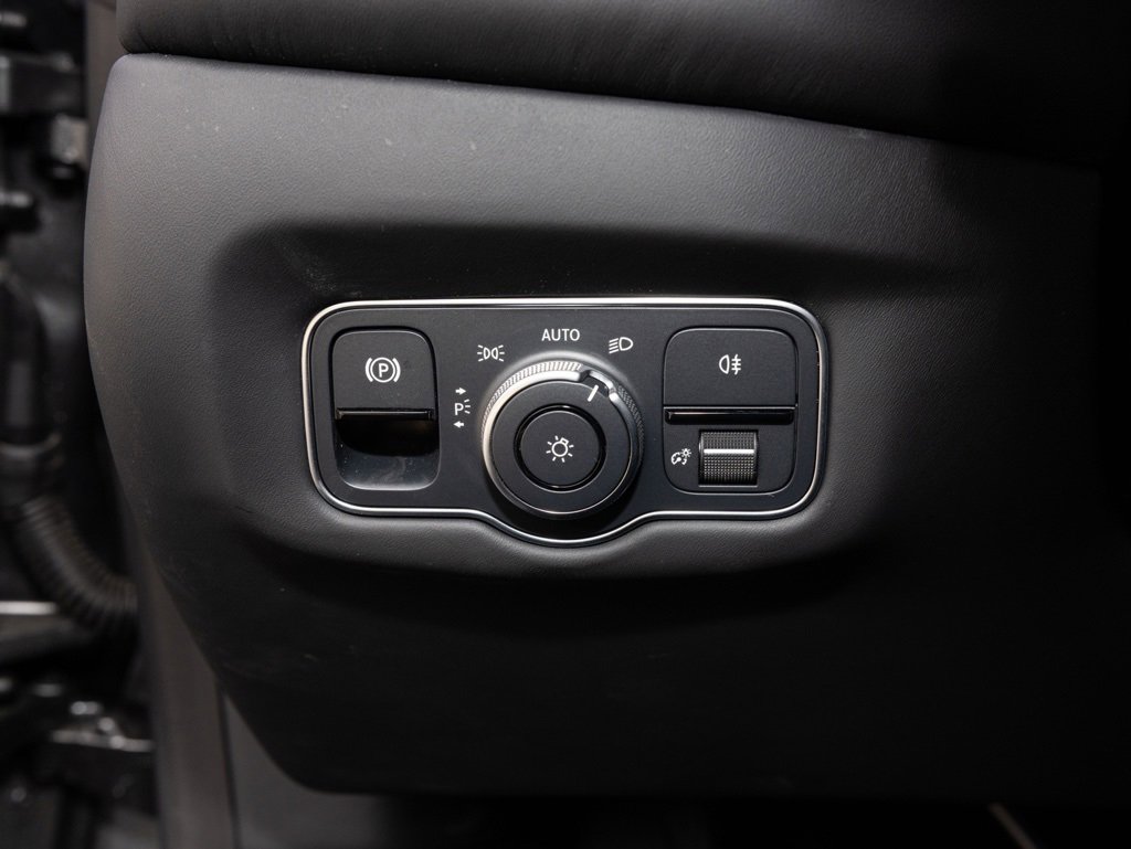 Used 2023 Aston Martin V8 Vantage Coupe image 30