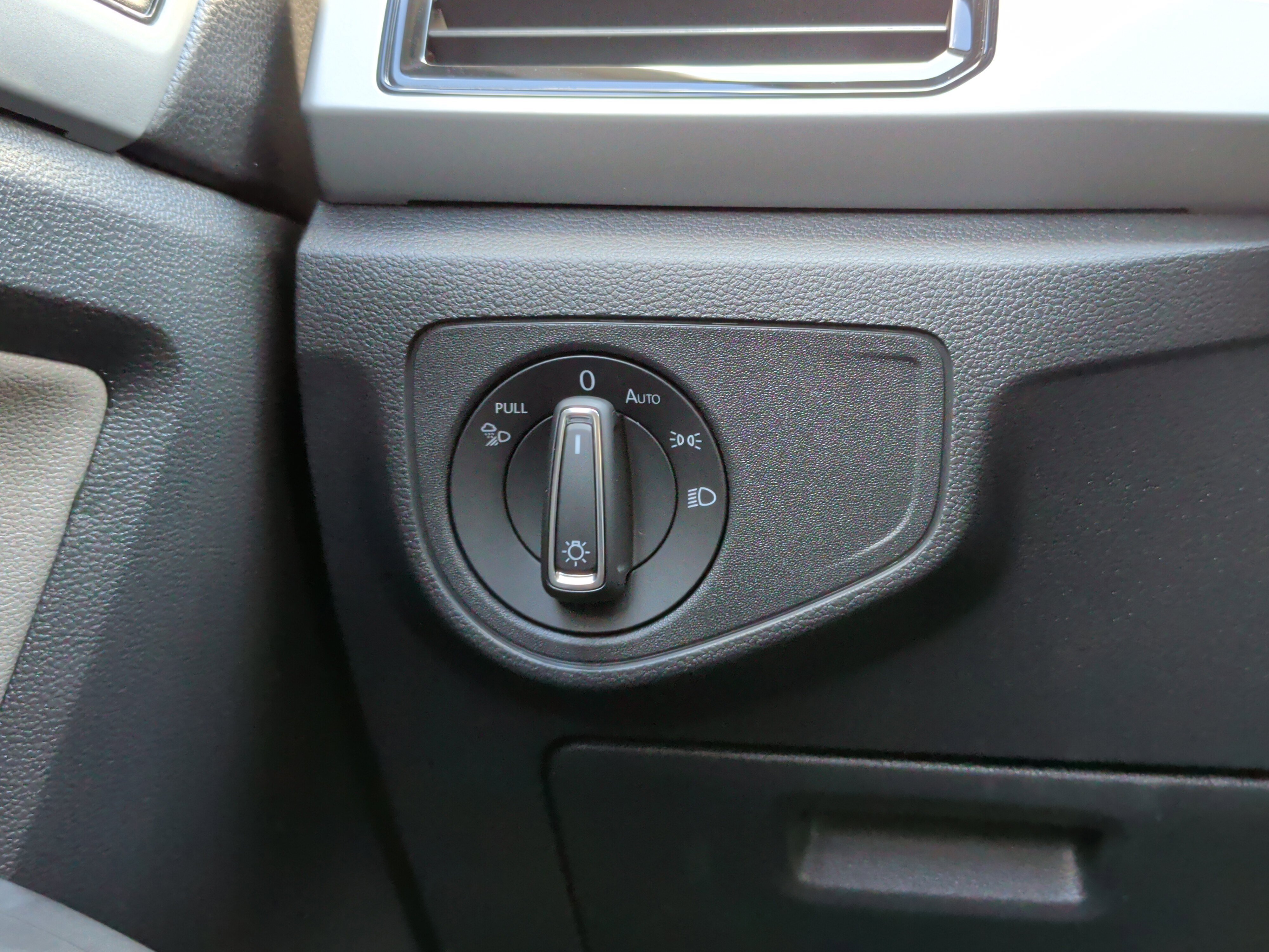 Used 2023 Volkswagen Atlas SE FWD image 22