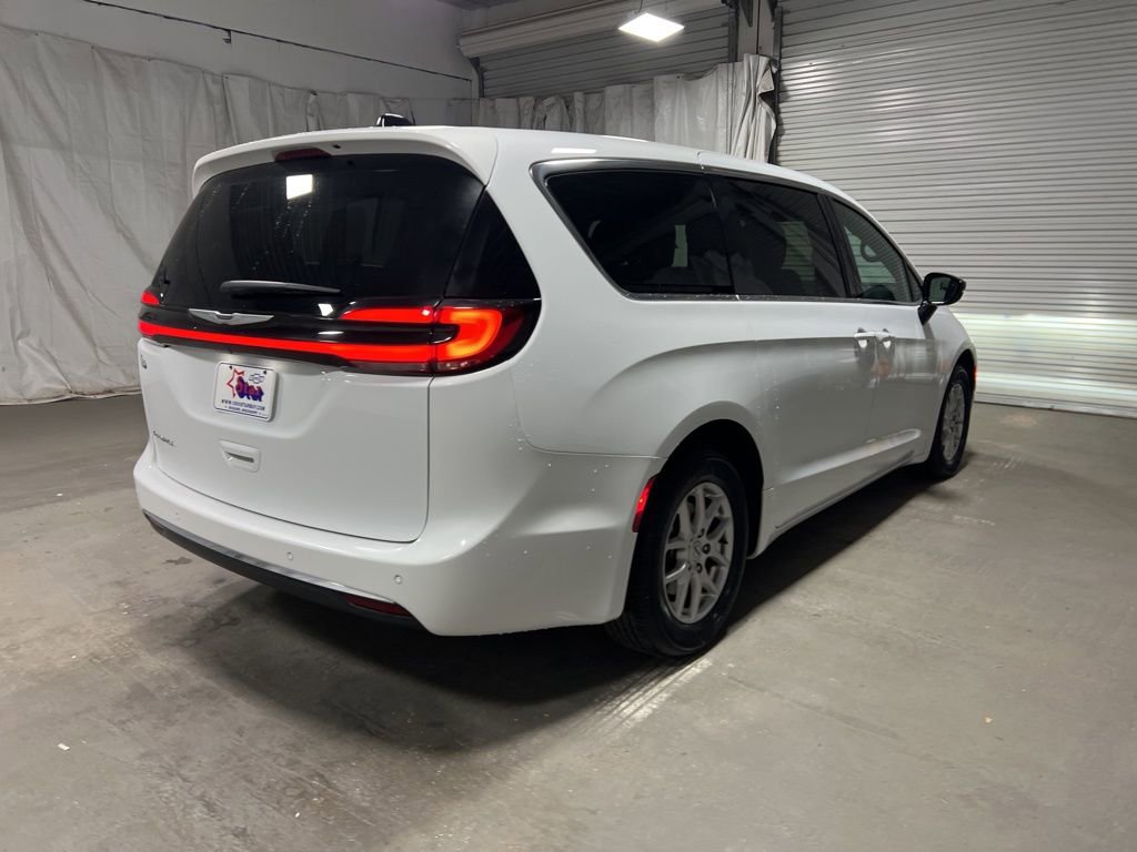 Used 2025 Chrysler Pacifica Select image 7