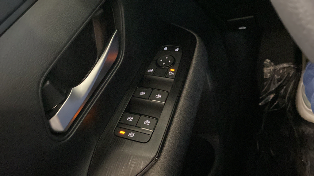 Used 2025 Nissan Kicks SV FWD image 21