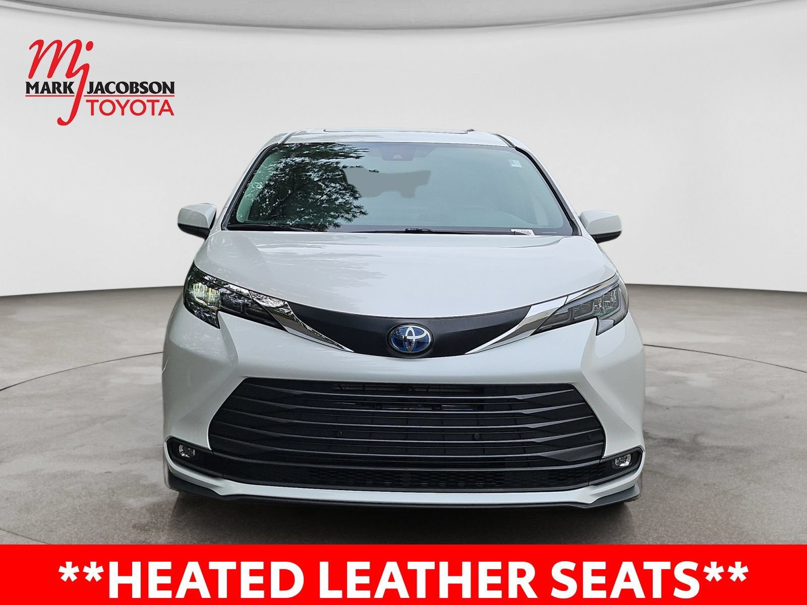 Used 2025 Toyota Sienna XLE FWD image 3