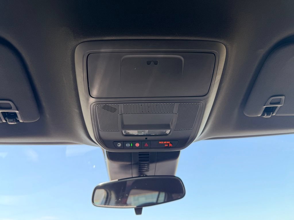 Used 2025 Chevrolet Traverse LT FWD image 23