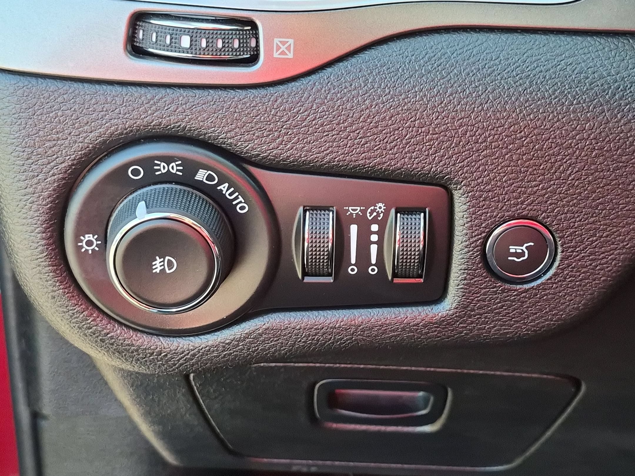 Used 2019 Jeep Cherokee Latitude Plus w/ Comfort/Convenience Group FWD image 17