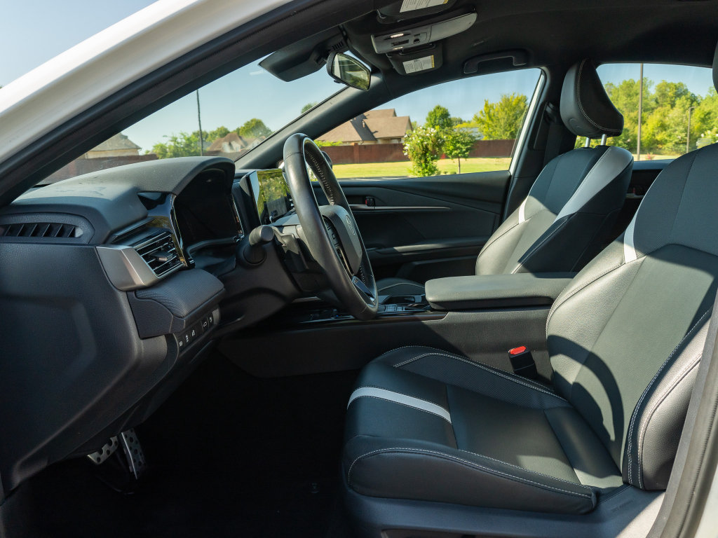 Used 2025 Toyota Camry SE FWD image 11