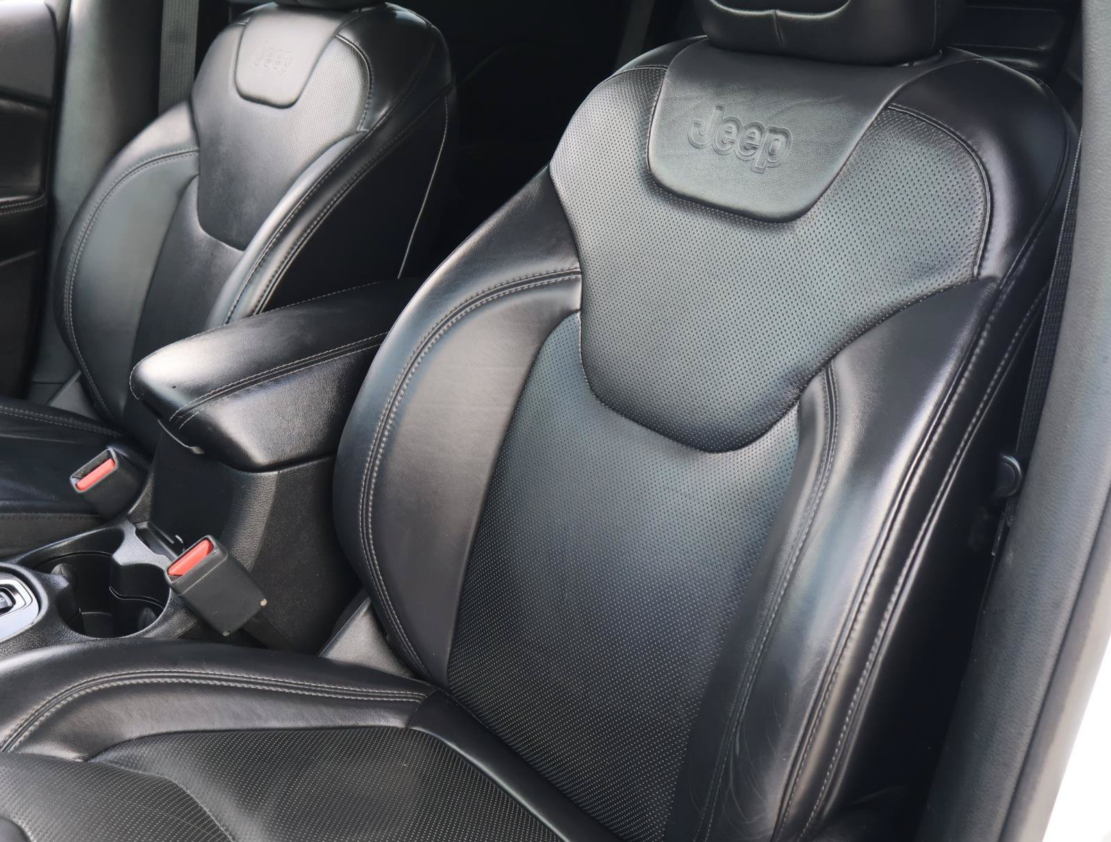Used 2019 Jeep Cherokee Limited w/ Technology Group FWD image 14