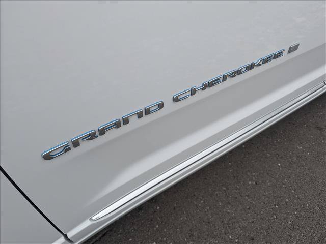 Used 2023 Jeep Grand Cherokee Summit w/ Advanced Protech Group IV AWD/4WD image 10
