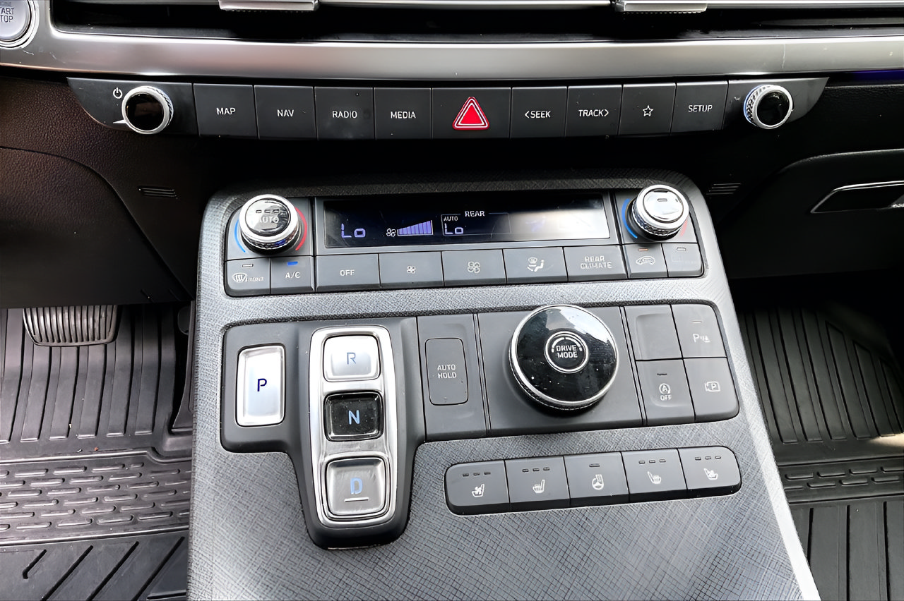 Used 2024 Hyundai Palisade Limited FWD image 21