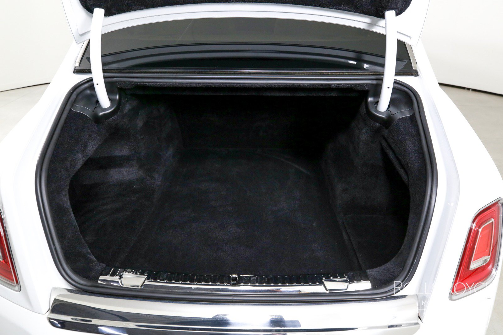 Certified 2024 Rolls-Royce Phantom Sedan RWD image 27