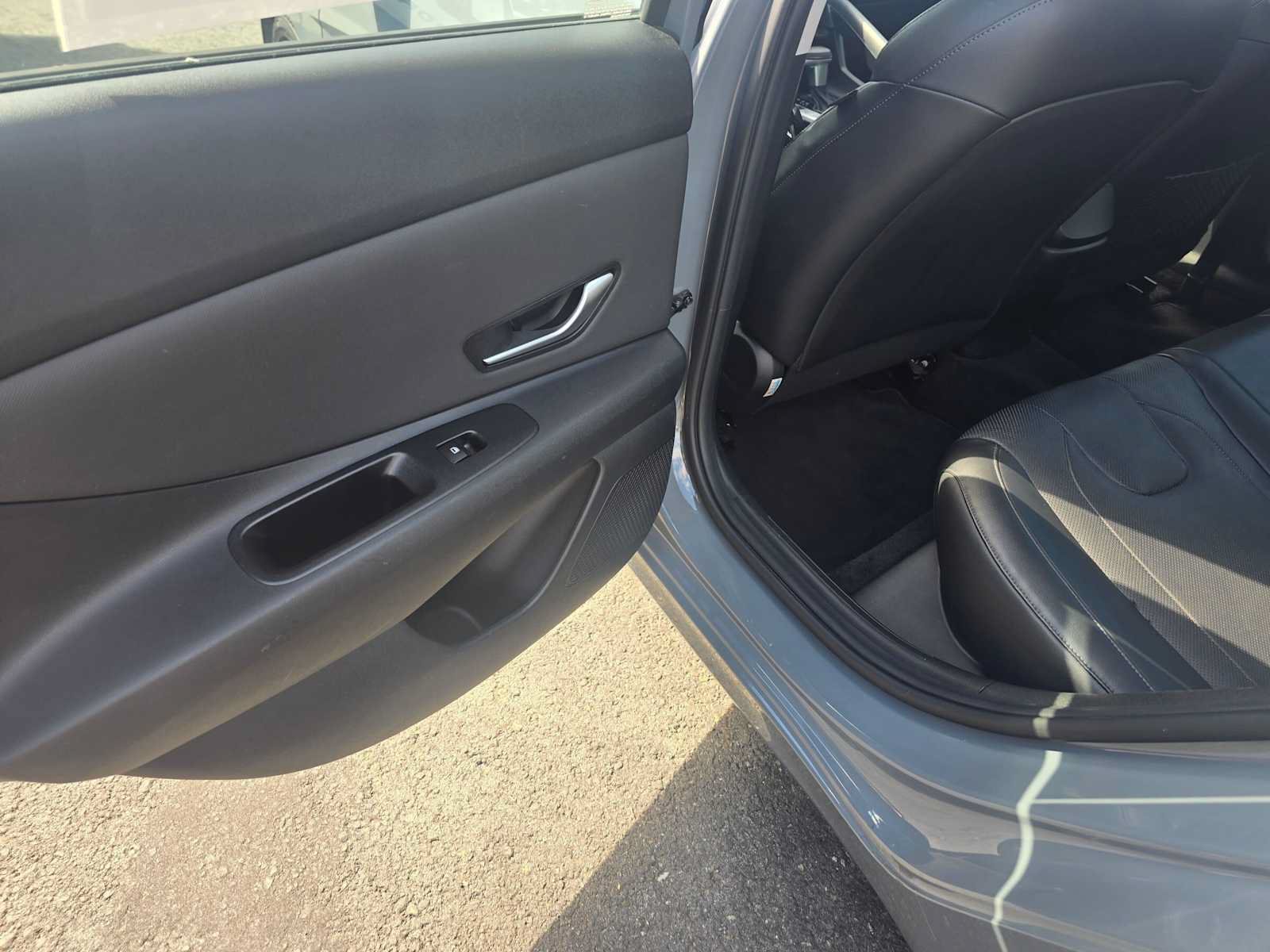 Used 2021 Hyundai Elantra Limited FWD image 16