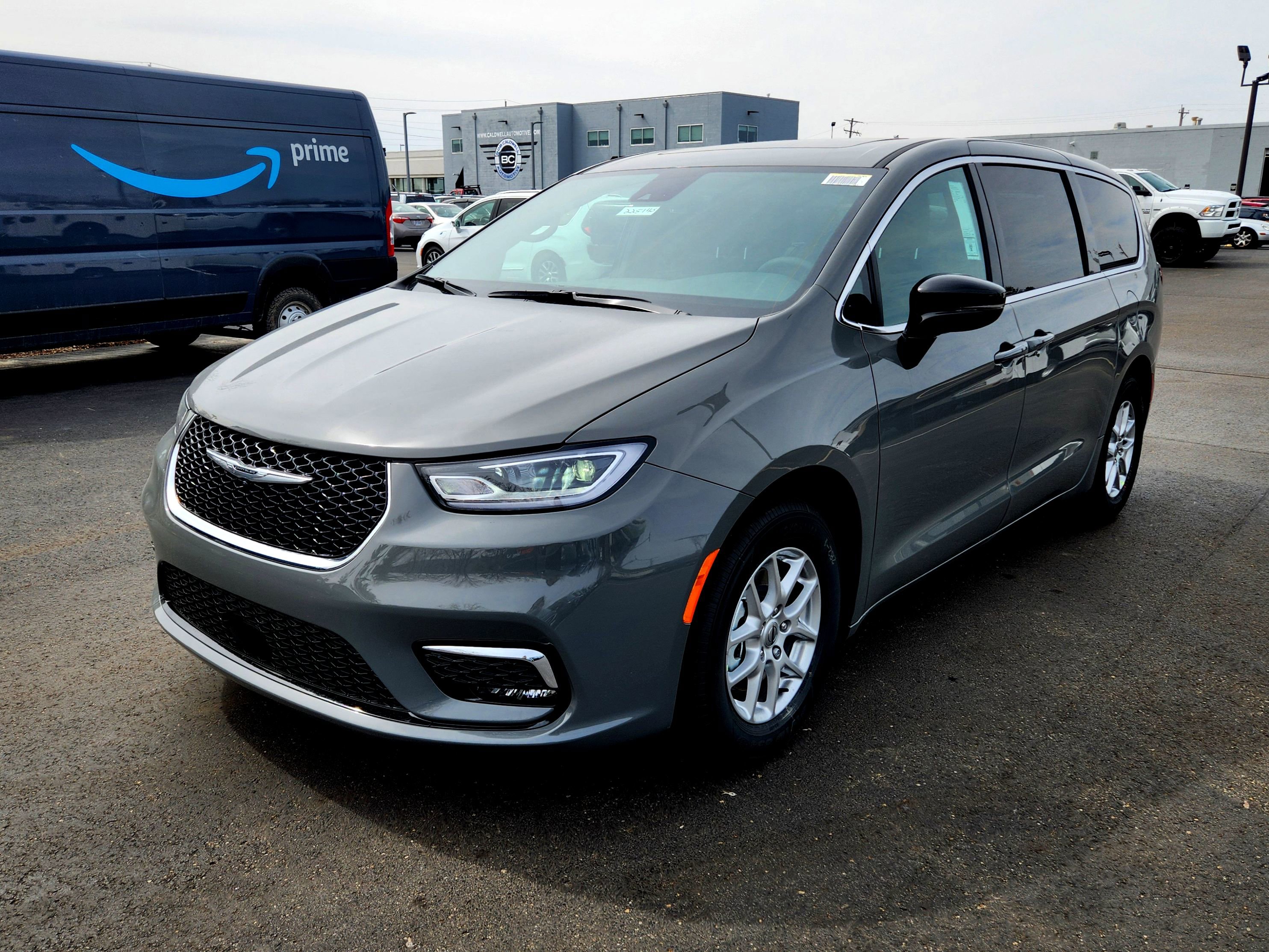 New 2025 Chrysler Pacifica Select image 4