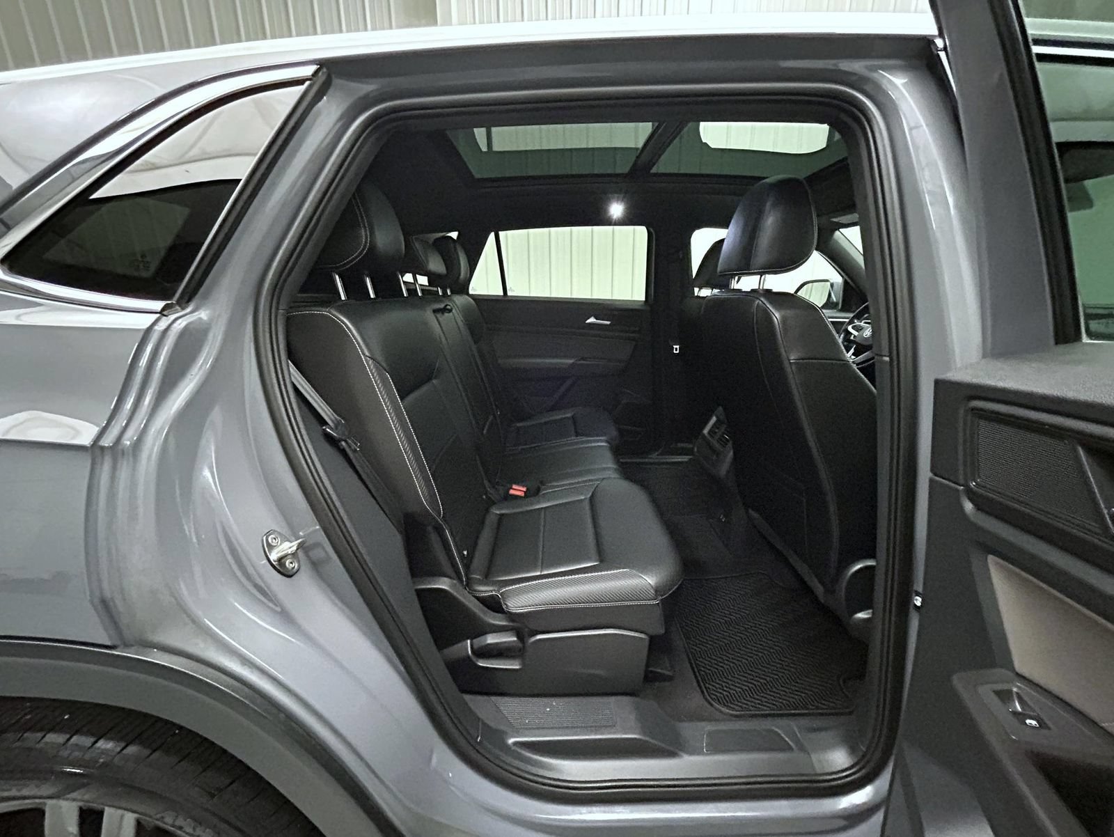 Used 2022 Volkswagen Atlas Cross Sport SEL R-Line AWD/4WD image 18