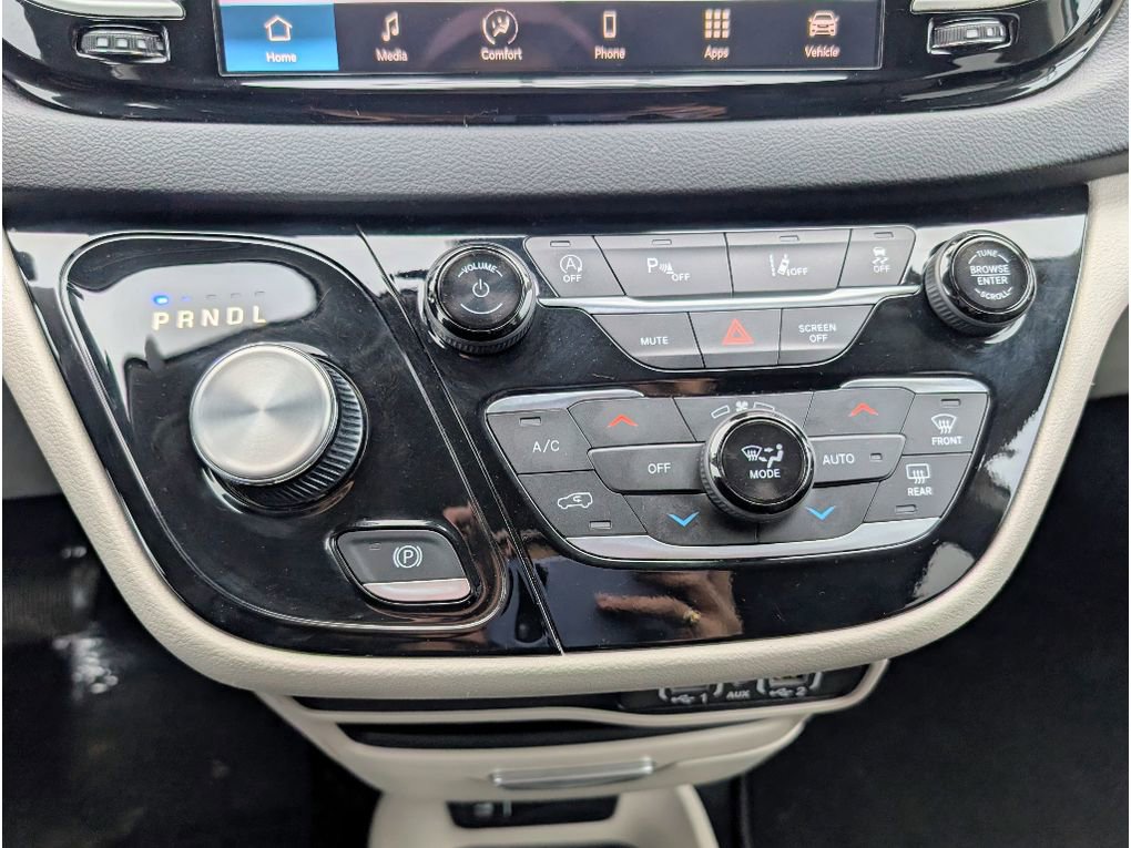 Used 2024 Chrysler Pacifica Touring-L image 21