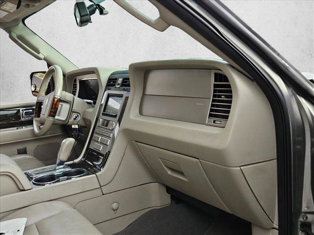 Used 2008 Lincoln Navigator image 23