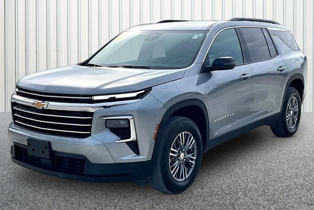 Used 2025 Chevrolet Traverse LT image 2
