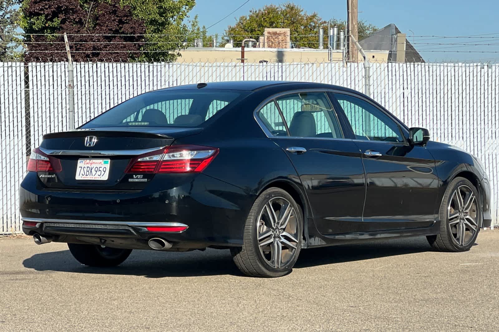 Used 2016 Honda Accord Touring image 3