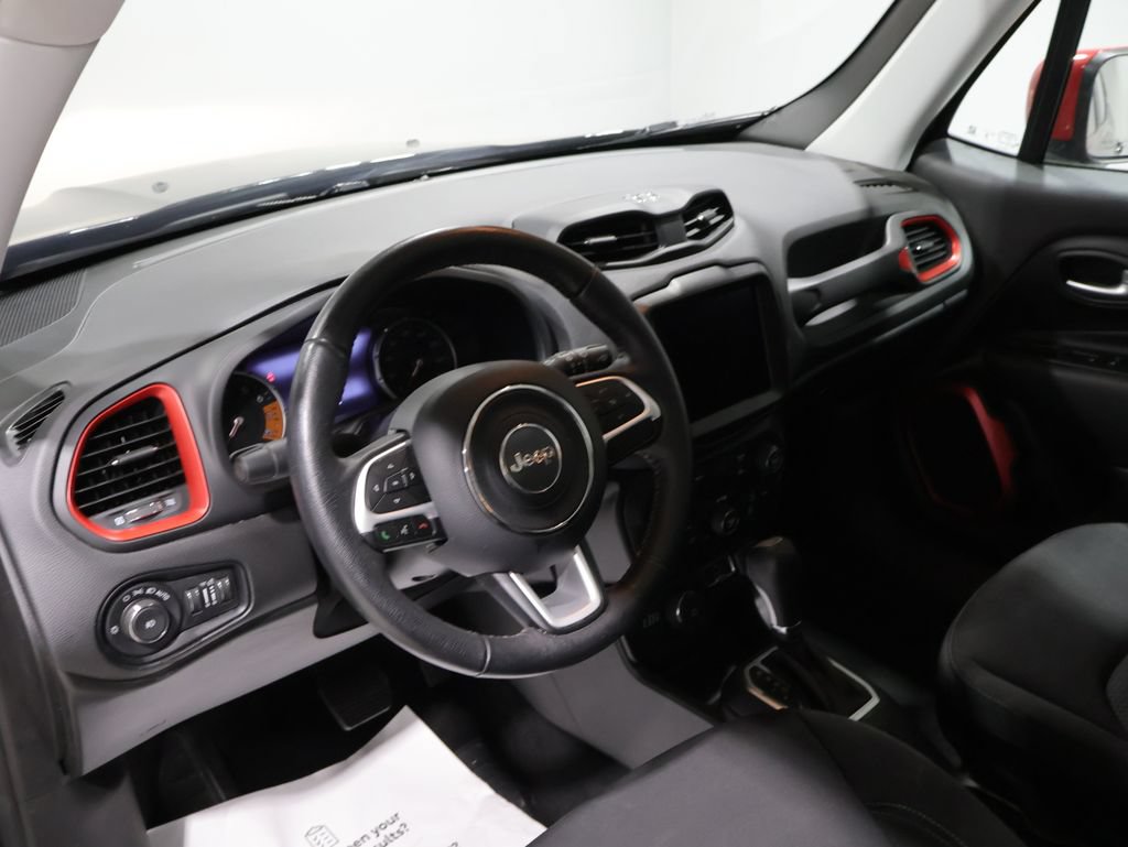 Certified 2023 Jeep Renegade Latitude w/ Sun/Sound Group AWD/4WD image 17