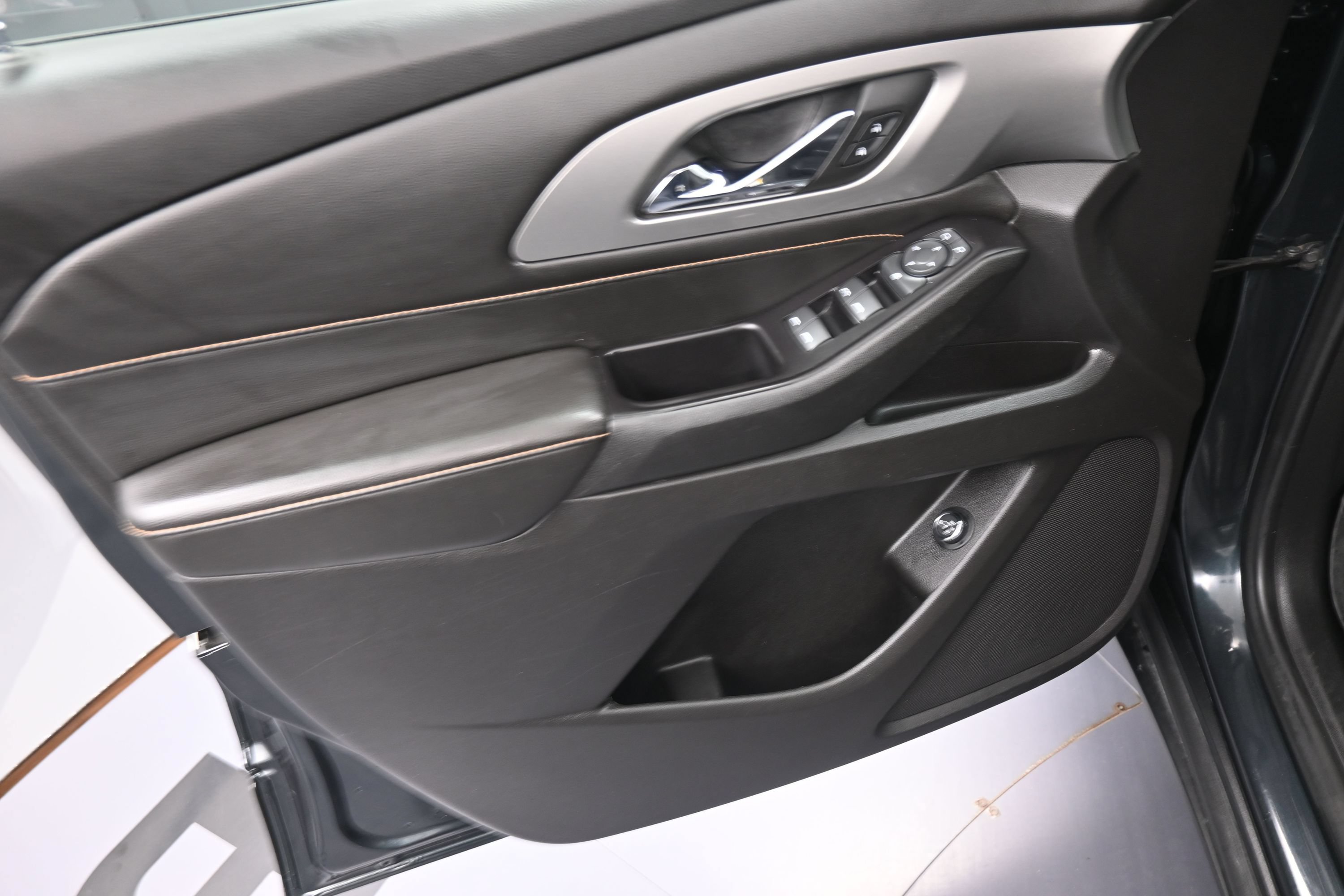 Used 2019 Chevrolet Traverse LT FWD image 13