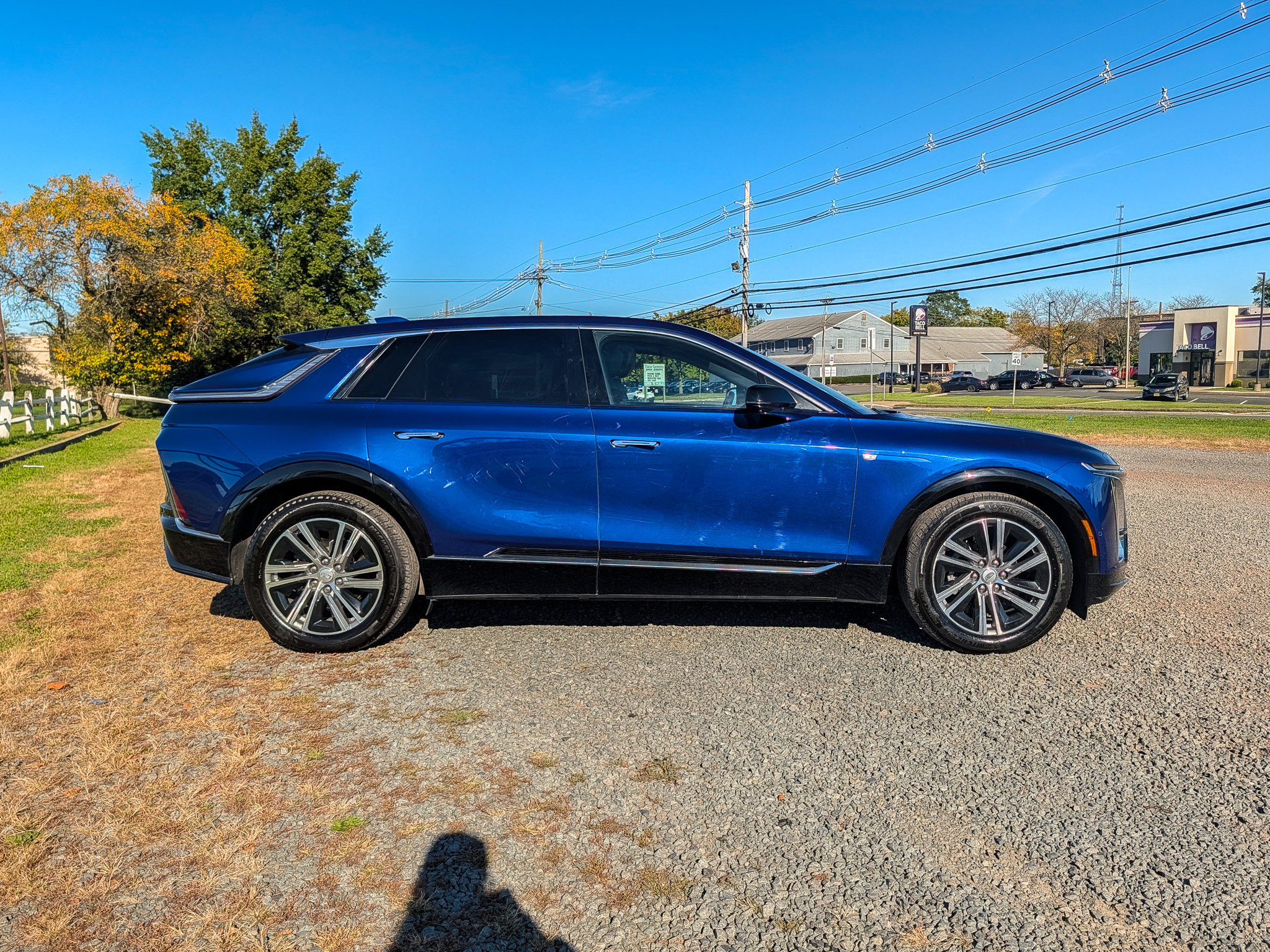 Used 2024 Cadillac Lyriq Luxury AWD/4WD image 5