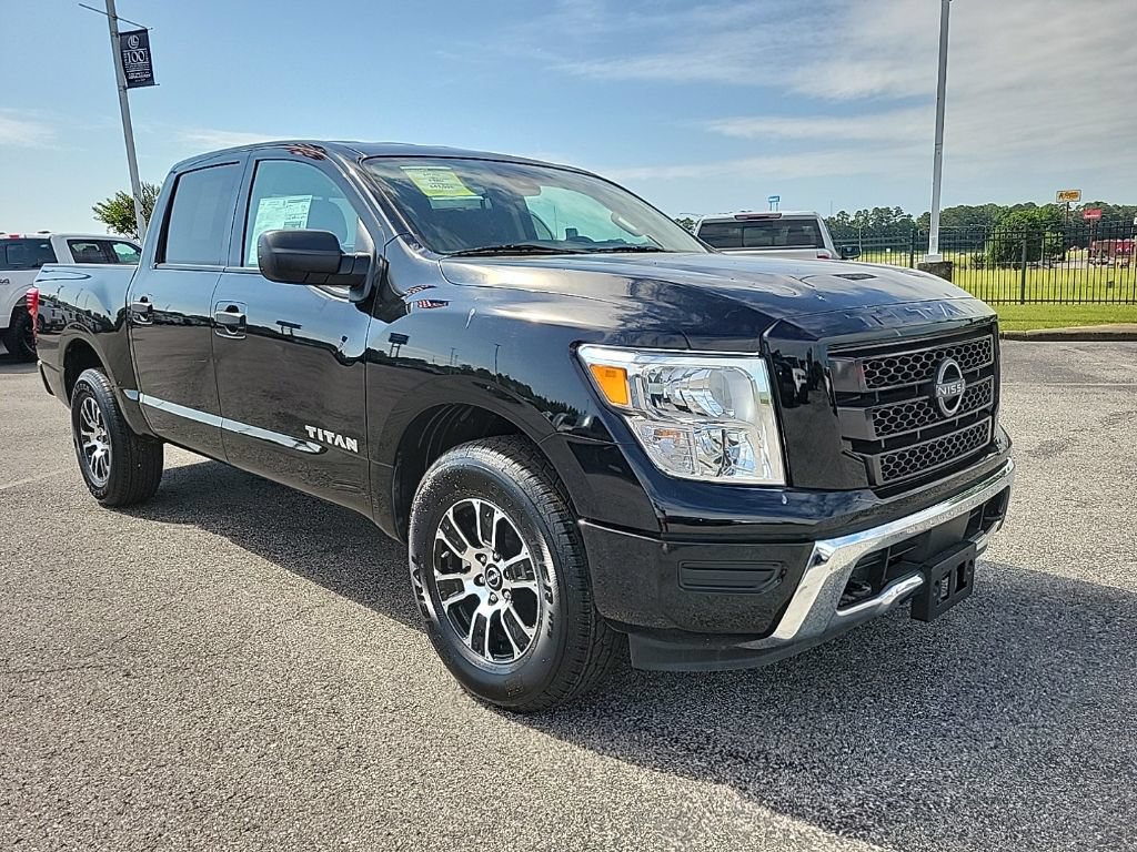 Used 2024 Nissan Titan SV AWD/4WD image 3