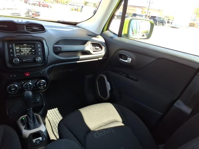 Used 2017 Jeep Renegade Latitude w/ Popular Equipment Group image 19