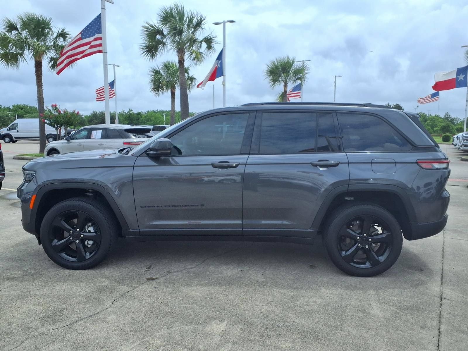 Used 2025 Jeep Grand Cherokee Altitude AWD/4WD image 9